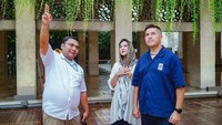 Ulang tahun ke-40 @sysiio ini beda banget. Belum ada pesta, nggak ada venue fancy—tapi kita rayain dengan sesuatu yang jauh lebih bermakna. Diam-diam gue ajak Sisi ke @masjidistiqlal.official, tempat yang belum pernah dia datangi seumur hidupnya, tulis Rifat Sungkar dalam akun Instagram pribadinya dilihat pada Rabu (9/4/2025). Foto: dok. Instagram Rifat Sungkar