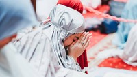 Alhamdulillah, tanggal 5 April kemarin, saya merayakan ulang tahun yang luar biasa. Memasuki usia 40 tahun dengan segala kejutan dan berkumpul bersama keluarga, kami salat berjemaah di Masjid Istiqlal, tulis Sissy Prescillia dalam Instagramnya.  Foto: dok. Instagram Rifat Sungkar