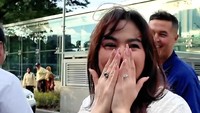 Sissy Prescillia tersenyum bahagia dengan mata berkaca-kaca saat mengetahui, Rifat dan anak-anak membawanya ke Masjid Istiqlal. Foto: dok. Instagram Sissy Prescillia