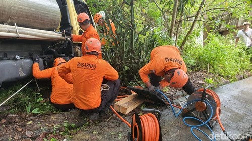 Tim Basarnas Bali berupaya mengeluarkan jasad sopir truk yang masih terjepit dengan berbagai peralatan, Rabu (9/4/2025).