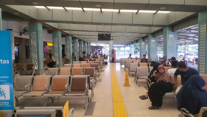 Suasana Stasiun Pasar Senen, Jakarta Pusat, usai libur Lebaran 2025 pada Rabu (9/4/2025).