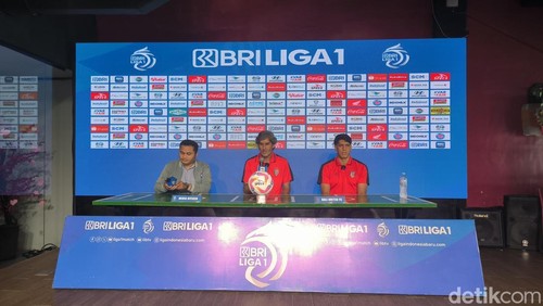 Stefano Teco Cugurra bersama Elias Dolah (kanan) saat konferensi pers jelang melawan Dewa United dalam pekan ke-28 Liga 1 2024/2025, Rabu (9/4/2025).