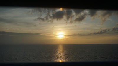 Pemandangan Sunset Cantik dari Atas Kapal Pesiar, Tak Ada Duanya