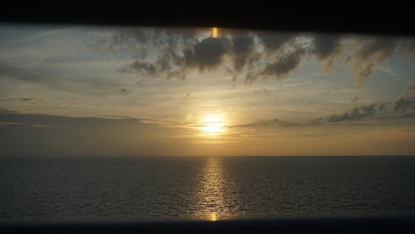 Pemandangan Sunset Cantik dari Atas Kapal Pesiar, Tak Ada Duanya