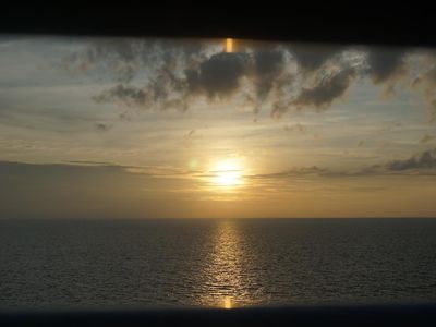 Pemandangan Sunset Cantik dari Atas Kapal Pesiar, Tak Ada Duanya