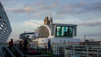 Di bagian tengah deck 15, ada layar videotron yang memutarkan film Box Office. Traveler bisa duduk santai menikmati sunset sambil nonton film yang seru. (Wahyu/detikTravel)