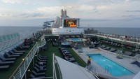 Tempat terbaik untuk menyaksikan sunset di kapal pesiar Star Voyager ada di deck 15. Di lantai yang terbuka lebar itu ada kolam renang dan bar yang menawarkan aneka minuman segar, bisa minum dan makan sambil lihat sunset. (Wahyu/detikTravel)