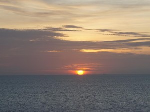 Terbius Sunset Magis Perairan Selat Malaka dari Atas Kapal Pesiar