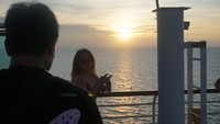 Semakin sore, semakin banyak penumpang kapal pesiar yang berburu sunset. Mereka asyik foto-foto dengan berbagai gaya di setiap sudut kapal pesiar Star Voyager. (Wahyu/detikTravel)