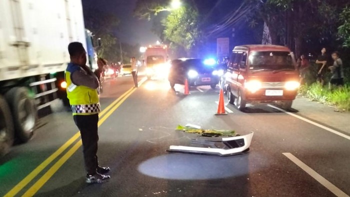 Kondisi lokasi kejadian tabrakan pemotor dengan mobil di Jalan Jogja - Wates, Sukoreno, Sentolo, Kulon Progo, Selasa (8/4/2025).