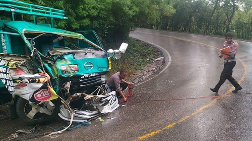 Polisi saat melakukan olah TKP di lokasi tabrakan, Jalan Raya Fatumetan, Kecamatan Mollo Selatan, Kabupaten TTS, NTT. (Dok. Satlantas Polres TTS).