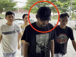 Tampang Lesu Jukir Liar Usai Palak Pemudik Rp 10 Ribu di Pelabuhan Makassar