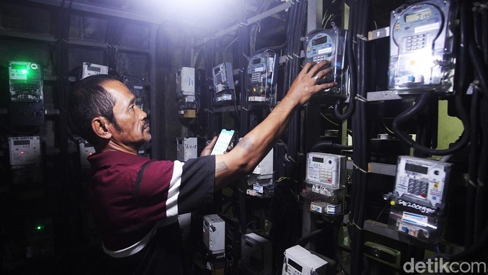 Tarif Listrik Sampai Juni 2025 Tak Naik Warga mengisi token listrik di ruang panel meteran di Rusun Bendungan Hilir, Jakarta, Rabu (9/4/2025). Pemerintah melalui Kementerian ESDM memastikan tarif listrik periode April-Juni 2025 atau Triwulan II 2025 tidak mengalami kenaikan harga alias masih sama seperti tarif pada periode sebelumnya. Kebijakan itu untuk menjaga daya beli masyarakat dan mendorong daya saing usaha di dalam negeri.