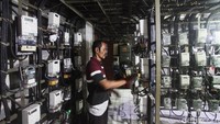 Bukan itu saja, tarif listrik 24 golongan pelanggan bersubsidi juga tidak mengalami perubahan alias tetap mendapat subsidi listrik. Golongan ini mencakup pelanggan sosial, rumah tangga miskin, industri kecil, serta pelanggan yang menggunakan listrik untuk usaha mikro, kecil dan menengah (UMKM).  