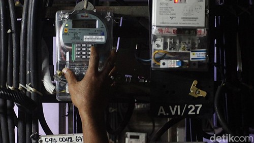 Warga mengisi token listrik di ruang panel meteran di Rusun Bendungan Hilir, Jakarta, Rabu (9/4/2025). Pemerintah melalui Kementerian ESDM memastikan tarif listrik periode April-Juni 2025 atau Triwulan II 2025 tidak mengalami kenaikan harga alias masih sama seperti tarif pada periode sebelumnya. Kebijakan itu untuk menjaga daya beli masyarakat dan mendorong daya saing usaha di dalam negeri.