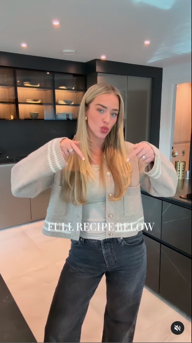 Apalagi Taylor ikut pindah ke Arab Saudi karena sang suami bermain untuk Al Ahli, ia memilih tampilan yang lebih aman. Foto: Instagram @taylorwardx