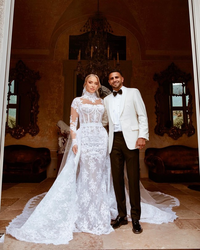 Taylor Ward adalah model dan influencer asal Inggris yang dinikahi pesepak bola, Riyad Mahrez. Wanita tersebut dulu dikenal dengan gaya glamour dan seksinya tapi kini berpikir untuk tampil lebih modest atau tertutup setelah menikah.Foto: Instagram @taylorwardx