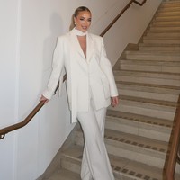 “Ada banyak alasan mengapa aku ingin melakukannya. Aku tidak bisa menyusui mereka karena ukuran (terlalu besar). Aku merasa aku sudah menunggu sangat lama untuk momen itu dan aku tahu itu adalah sesuatu yang aku tidak nyaman di hari pernikahan jika tidak dilakukan, aku benar-benar ingin melakukan sebelum pernikahan,” katanya dilansir MailOnline.Foto: Instagram @taylorwardx