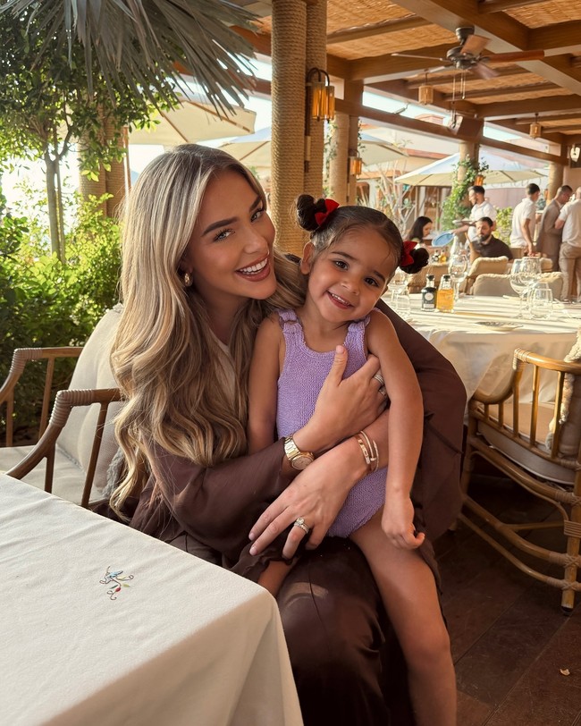 Wanita 27 tahun itu mengaku terpikir untuk tampil tertutup terlebih setelah mencopot implan payudaranya. Awalnya hal tersebut dilakukan karena ingin menyusui anak-anaknya.Foto: Instagram @taylorwardx