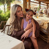 Wanita 27 tahun itu mengaku terpikir untuk tampil tertutup terlebih setelah mencopot implan payudaranya. Awalnya hal tersebut dilakukan karena ingin menyusui anak-anaknya.Foto: Instagram @taylorwardx