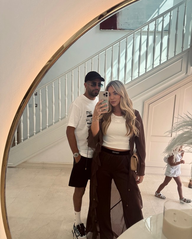 Seperti ini gaya modest Taylor saat menghabiskan waktu dengan suami dan anak.Foto: Instagram @taylorwardx