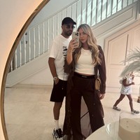 Seperti ini gaya modest Taylor saat menghabiskan waktu dengan suami dan anak.Foto: Instagram @taylorwardx