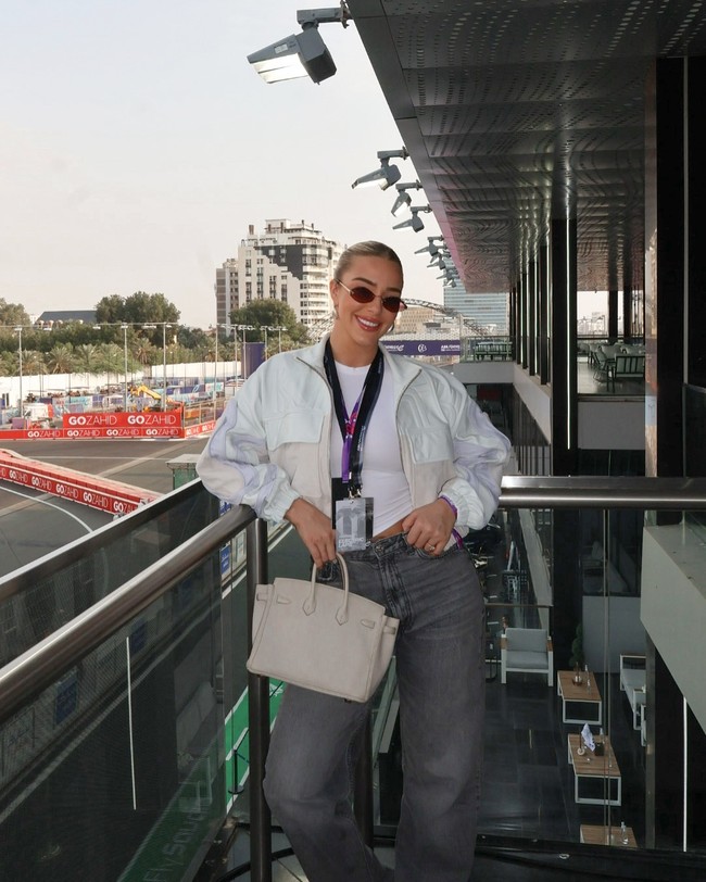 Selagi merasa bentuk payudara besar tidak cocok dengannya, Taylor juga ingin tampil lebih tertutup dan tidak seseksi dulu setelah menikah. “Aku tidak merasa proporsi (payudara) bagus dengan bentuk tubuhku. Aku menutupinya karena tidak suka terlihat besar. Ketika kamu punya anak dan menikah, aku pikir kamu ingin tampilan lebih tertutup,” ujar Taylor.Foto: Instagram @taylorwardx