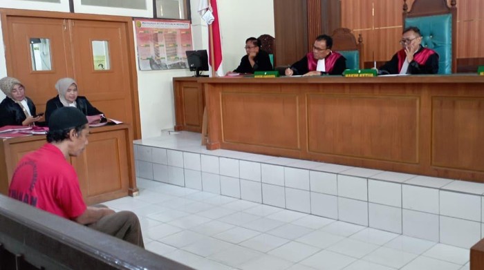 Terdakwa Chairil Ubaidi dengan pidana penjara seumur hidup atas kepemilikan 8 kilogram sabu.