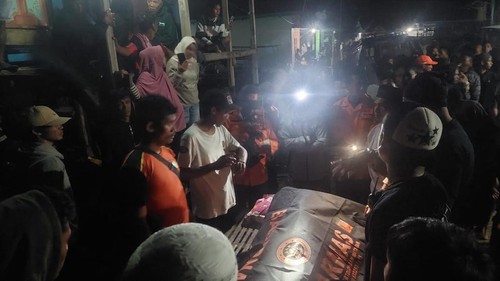 Tim SAR Sumbawa evakuasi jenazah Rendy warga Sumbawa hilang saat cari ikan di muara sungai, Selasa (8/4/2025). (Humas SAR Mataram).