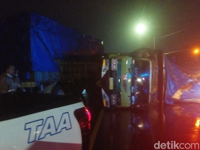 Truk tronton terguling di jalan bypass Klaten, Selasa  (8/4/2025) malam.