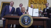 Trump menggunakan kewenangan daruratnya untuk mengizinkan beberapa pembangkit listrik tenaga batu bara yang sudah tua yang akan segera pensiun untuk terus memproduksi listrik guna memenuhi permintaan listrik AS yang meningkat di tengah pertumbuhan pusat data, kecerdasan buatan, dan mobil listrik. AP/Evan Vucci