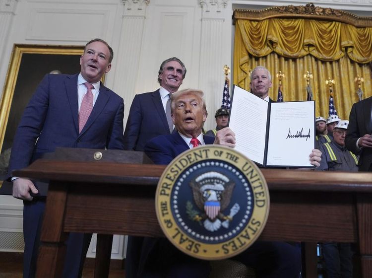 Trump Teken Aturan Genjot Produksi Batu Bara
