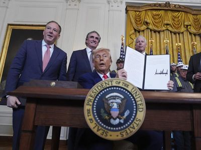 Trump Teken Aturan Genjot Produksi Batu Bara