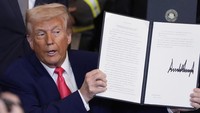 Trump juga mengarahkan lembaga federal untuk mengidentifikasi sumber daya batu bara di lahan federal, mencabut hambatan penambangan batu bara, dan memprioritaskan penyewaan batu bara di lahan AS. AP/Alex Brandon