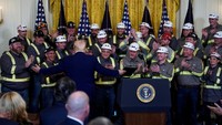 Perintah Trump juga mengarahkan Menteri Dalam Negeri Doug Burgum untuk mengakui berakhirnya moratorium era Obama yang menghentikan penyewaan batu bara di lahan federal dan mengharuskan lembaga federal untuk membatalkan kebijakan yang mengalihkan negara dari produksi batu bara. Dan mereka berupaya untuk mempromosikan ekspor batu bara dan teknologi batu bara, dan mempercepat pengembangan teknologi batu bara. REUTERS/Nathan Howard