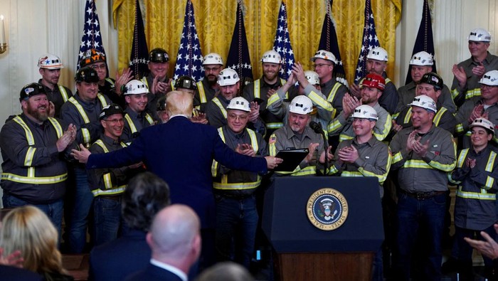 Trump Teken Aturan Genjot Produksi Batu Bara U.S. President Donald Trump speaks next to coal industry workers, on the day he signs energy-related executive orders at the White House in Washington, D.C., U.S., April 8, 2025. REUTERS/Nathan Howard