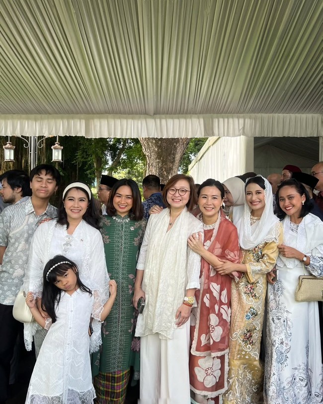 Veronica Tan tidak memgenakan banyak aksesori, hanya kalung berhias bebatuan untuk mempermanis penampilan. Foto: Instagram/@veronicatan_official