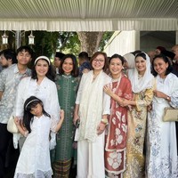 Veronica Tan tidak memgenakan banyak aksesori, hanya kalung berhias bebatuan untuk mempermanis penampilan. Foto: Instagram/@veronicatan_official