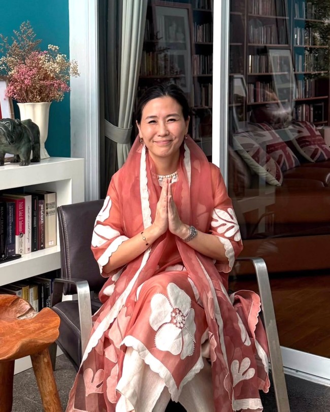 “Bersilaturahmi, membukakan pintu maaf, untuk kebahagiaan lahir batin. Selamat merayakan hari kemenangan, selamat berlebaran, mohon maaf lahir dan batin,” tulisnya di caption foto Instagram. Foto: Instagram/@veronicatan_official