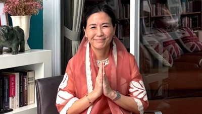 6 Gaya Veronica Tan Ikut Rayakan Lebaran, Anggun Bersahaja dengan Tunik Floral