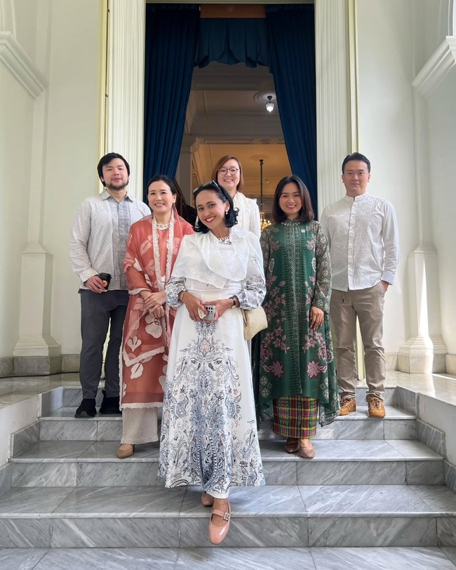 Ibu tiga anak ini juga tampil dengan riasan wajah minimalis bernuansa peach, senada dengan busananya. Foto: Instagram/@veronicatan_official