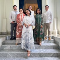 Ibu tiga anak ini juga tampil dengan riasan wajah minimalis bernuansa peach, senada dengan busananya. Foto: Instagram/@veronicatan_official