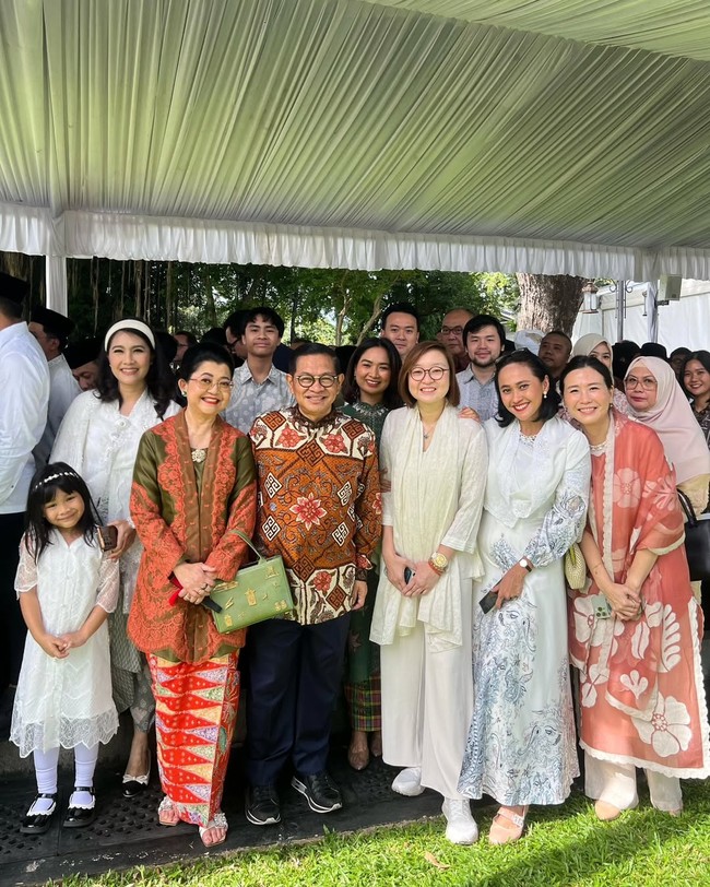 Mantan istri Basuki Tjahaja Purnama (Ahok) ini tampak mengenakan setelan tunik berpotongan longgar dipadu celana kulit warna beige. Foto: Instagram/@veronicatan_official