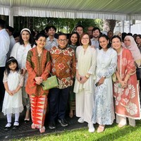 Mantan istri Basuki Tjahaja Purnama (Ahok) ini tampak mengenakan setelan tunik berpotongan longgar dipadu celana kulit warna beige. Foto: Instagram/@veronicatan_official