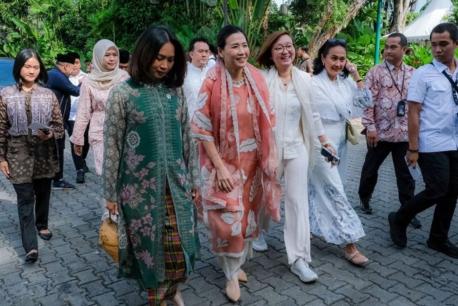 Meskipun tidak merayakan Hari Raya Idul Fitri, Veronica Tan ikut menghadiri halal bihalal di kediaman Presiden Prabowo, saat dia menggelar open house, pekan lalu. Foto: Instagram/@veronicatan_official