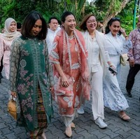 Meskipun tidak merayakan Hari Raya Idul Fitri, Veronica Tan ikut menghadiri halal bihalal di kediaman Presiden Prabowo, saat dia menggelar open house, pekan lalu. Foto: Instagram/@veronicatan_official
