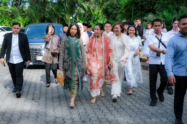 Tunik didesain cantik dengan motif floral, dilengkapi selendang senada, yang menambah kesan anggun bersahaja. Foto: Instagram/@veronicatan_official