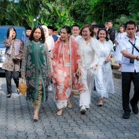 Tunik didesain cantik dengan motif floral, dilengkapi selendang senada, yang menambah kesan anggun bersahaja. Foto: Instagram/@veronicatan_official