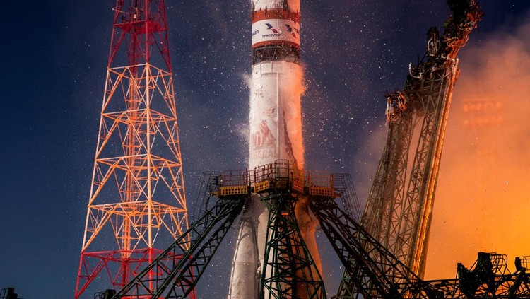 An official logo of the upcoming 80th anniversary of the victory over Nazi Germany in World War Two is seen on the Soyuz MS-27 spacecraft carrying the crew formed of NASA astronaut Jonny Kim, Roscosmos cosmonauts Sergey Ryzhikov and Alexey Zubritskiy as it blasts off to the International Space Station (ISS) from the launchpad at the Baikonur Cosmodrome, Kazakhstan, April 8, 2025. REUTERS/Maxim Shemetov
