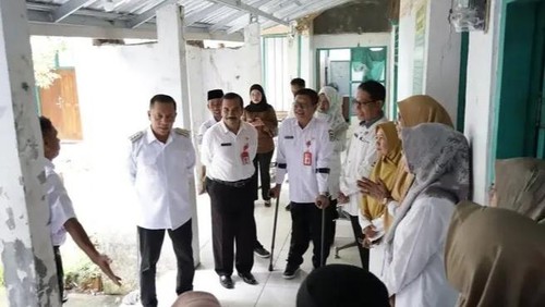 Wali Kota Bima, A Rahman didampingi kepala BKPSDM Kota Bima, melakukan sidak di salah satu OPD Pemkot Bima, Rabu, (9/4/2025). (Istimewa)